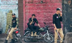 Des policiers montent la garde le long d'une route à Muzaffarabad, le 5 mai 2025 au Cachemire pakistanais