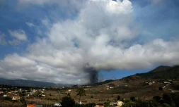 Une colonne de fumée s'échappe du volcan Cumbre Vieja sur l'île de La Palma, dans l'archipel espagnol des Canaries, le 19 septembre 2021