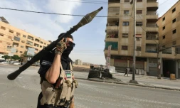 Un membre des forces de sécurité syriennes en position à Sahnaya, près de Damas, le 30 avril 2025