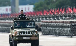 Le président chinois Xi Jinping passe en revue les troupes, le 30 juin 2017 à Hong Kong