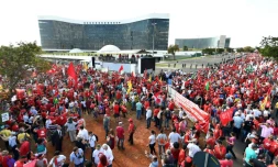 Les soutiens de l'ancien président Luiz Inacio Lula da Silva sont rassemblés devant la Cour électorale suprême à Brasilia le 15 août 2018