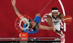 Guerschon Yabusele (D) avec l'équipe de France de basket contre la Slovénie en demi-finale des JO le 5 aôut 2021 à Saitama
