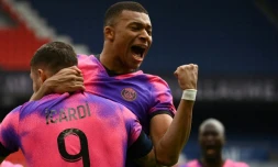 L'attaquant argentin du Paris-SG, Mauro Icardi (g), fĂȘte son but avec l'attaquant français Kylian MbappĂ© lors du match de Ligue 1 Ă domicile contre Saint-Etienne, le 18 avril 2021