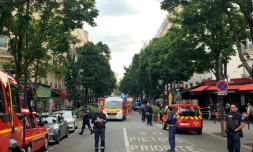 Des policiers et vĂ©hicules de secours se trouvent prĂšs du lieu oĂč un automobiliste a foncĂ© sur la terrasse d'un cafĂ© Ă Paris, le 17 juillet 2024