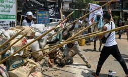 Des manifestants renforcent une barricade à Rangoun, le 20 mars 2021