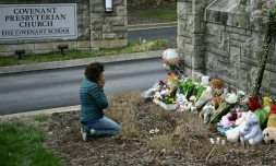 Robin Wolfenden prie devant un auteul improvisé en mémoire des victimes de la tuerie dans une école primaire de Nashville, Tennessee, le 27 mars 2023
