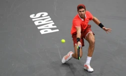 Le Russe Karen Khachanov face au Serbe Novak Djokovic, en finale du Masters 1000 de Paris, qu'il va remporter le 4 novembre 2018