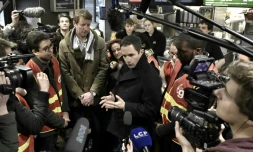 Benoît Hamon, et son nouveau soutien, Yannick Jadot, lors de leur premier déplacement commun dans un restaurant McDonald's, le 27 février 2017 à Paris