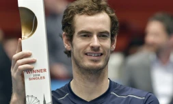 Le Britannique Andy Murray avec le trophée du tournoi de Vienne, le 30 octobre 2016 