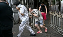 Des ressortissants chinois suspectés d'appartenir à un réseau de cybercriminalité sont escortés vers une prison sri-lankaise après leur arrestation à Colombo, le 9 mai 2026