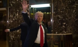 Donald Trump arrive à la Tour Trump avant une série de rendez-vous, le 13 janvier 2017, à New York.