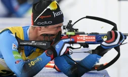 Le biathlète français Quentin Fillon Maillet, sur le pas de tir lors de l'épreuve du sprint à Kontiolahti (Finlande), le 5 mars 2022