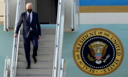 Le président américain Joe Biden débarque de l'avion Air Force One à son arrivée à la base aérienne d'Osan près de Séoul le 20 mai 2022