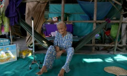 Pham Thi Ca, 99 ans,dans son abri de fortune, prĂšs des ruines de son ancienne maison, le 21 avril 2019 Ă Van Phong Bay, au Vietnam