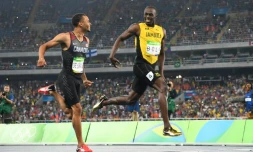 Le Jamaïcain Usain Bolt (d) termine en tête, devant le Canadien Andre De Grasse, sa demi-finale du 200 m aux JO de Rio, le 17 août 2016 