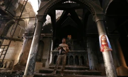 Un membres des forces chrétiennes irakiennes dans l'église de l'Immaculée Conception le 30 octobre 2016 à Qaraqosh, à 30 kms de Mossoul, reprise au groupe Etat islamique