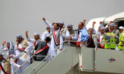 Des rebelles Houthis arrivent à l'aéroport de Sanaa dans le cadre d'un échange de prisonniers, le 15 avril 2023 au Yémen 