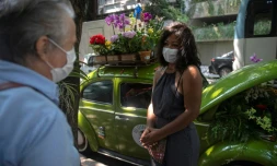 Roberta Machado (D) parle avec un client le 14 octobre 2020 à Rio de Janeiro (Brésil)