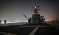 Le destroyer américain USS Carney franchit le canal de Suez le 26 novembre 2023, pour se rendre en mer Rouge