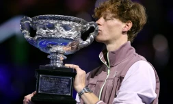Le joueur de tennis italien Jannik Sinner embrasse le trophée Norman Brookes Challenge aprÚs sa victoire en finale de l'Open d'Australie contre le Russe Daniil Medvedev à Melbourne le 28 janvier 2024
