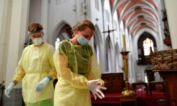 Des infirmières s'équipent avant de procéder à un dépistage du coronavirus à Anvers (nord de la Belgique) le 27 juillet 2020