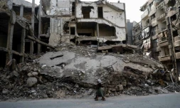 Un jeune fille syrienne dans une rue de Douma dans la banlieue de Damas, le 6 mai 2017