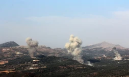 De la fumée s'élÚve aprÚs des frappes israéliennes aux alentours du village de Qatrani, dans le sud du Liban, le 10 novembre 2025