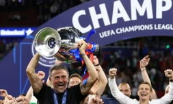 L'entraîneur du Paris SG Luis Enrique soulève le trophée après la victoire en finale de la Ligue des champions contre Arsenal, le 30 mai 2026 à Budapest