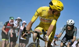 Le SlovÚne de l'équipe UAE Tadej Pogacar, porteur du maillot jaune, regarde derriÚre lui le Danois de la formation Visma Jonas Vingegaard, son principal rival dans le Tour de France, lors de la 9e étape autour de Troyes en France, le 7 juillet 2024