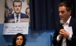 Myriam El Khomri (g) et Pierre-Yves Bournazel (d), deux candidats concurrents aux législatives qui revendiquent le soutien de la République en marche du président Emmanuel Macron, le 1er juin 2017 à Paris