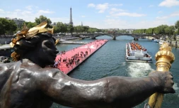 Une piste installée sur la Seine, à Paris, le 23 juin 2017, pour la promotion de la candidature de la capitale française aux JO de 2024