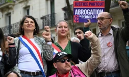 Aurélie Trouvé, députée LFI de Seine-Saint-Denis (g), et Mathilde Panot, présidente du groupe LFI à l'Assemblée nationale (c), participent à la manifestation "contre les violences policiÚres", le 23 septembre 2023 à Paris