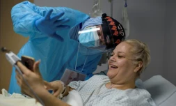 Le Dr Joseph Varon salue par vidéo interposée les proches d'une de ses patientes atteintes du coronavirus, Gloria Garcia, au United Memorial Medical Center de Houston, au Texas, le 4 décembre 2020