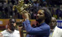 Le réalisateur sénégalais Alain Gomis récompensé de l'Etalon d'or au Festival panafricain du cinéma et de la télévision de Ouagadougou (Fespaco), le 4 mars 2017 à Ouagadougou