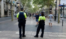 Des policiers surveillent la Rambla de Barcelone le 18 août 2017 au lendemain de l'attentat qui y a fait 13 morts