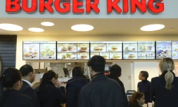 Des clients font la queue pour commander un repas dans un restaurant fast-food Burger King, le 22 décembre 2012 à Marseille