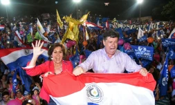 Le candidat à la présidentielle Efrain Alegre et sa femme Mirian Irun, lors d'un meeting de campagne, le 19 avril 2018 à Asuncion, au Paraguay