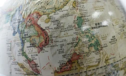 La mer de Chine méridionale vue sur un globe en vente dans une librairie de Pékin le 15 juin 2015