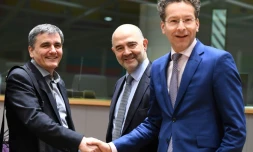 De gauche à droite: le ministre grec des Finances, Euclid Tsakalotos, le commissaire européen aux Affaires économiques, Pierre Moscovici, et le président de l'Eurogroupe, le Néerlandais Jeroen Dijsselbloem, à Bruxelles le 20 mars 2017