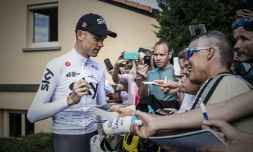 Le Britannique Chris Froome signe des autographes lors de la journée de repos du Tour de France, le 17 juillet 2017 au Puy-en-Velay