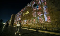 Des photos de victimes de l'attaque du 7 octobre 2023 du Hamas contre Israël sont projetées sur un mur de la vieille ville de Jérusalem, le 6 octobre 2024