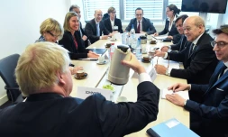 Le ministre allemand des Affaires étrangÚres Heiko Maas (C), son homologue britannique Boris Johnson (C, de dos), le chef de la diplomatie française Jean-Yves Le Drian (D) et la cheffe de la diplomatie européenne Federica Mogherini (2e G) avant une réunion des ministres des Affaires étrangÚres de l'UE, à Luxembourg le 16 avril 2018