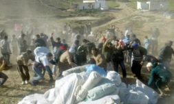 Des habitants de la région marocaine d'Ait Daoud, près d'Al Hoceima (côte nord-est), lors d'une distribution d'aide alimentaire, le 29 février 2004 