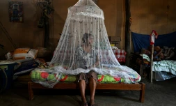 Francisca Sosa, 45 ans, pose pour une photo avec son père, atteint du virus de la dengue, à leur domicile dans le district de Catacaos, département de Piura, Pérou, 9 juin 2023