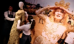 de la créatrice de mode britannique Vivienne Westwood ajustée sur un mannequin chez Christie's avant une vente aux enchÚres, le 13 juin 2024 à Londres