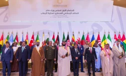 Le prince héritier saoudien Mohammed ben Salmane(c) entourés par les ministres de la Défense de 41 pays musulmans, le 26 novembre 2017 à Ryad 