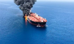 Feu à bord du navire norvégien Front Altair en mer d'Oman (photo obtenue auprès de l'agence de presse iranienne Isna le 13 juin 2019)