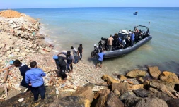 Des migrants débarquent après avoir été secourus par des garde-côtes libyens, près de Tajoura, à 15 km de Tripoli, le 23 mai 2017