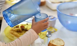 Des couverts en plastique dans une école municipale à Bordeaux, le 13 septembre 2017