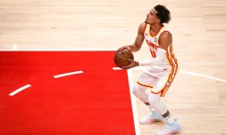 Trae Young des Atlanta Hawks tente un lancer-franc contre les Washington Wizards en NBA le 10 mai 2021 Ă la State Farm Arena Ă Atlanta